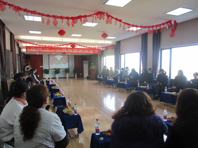 这是三八妇女节公司组织全体女员工座谈会